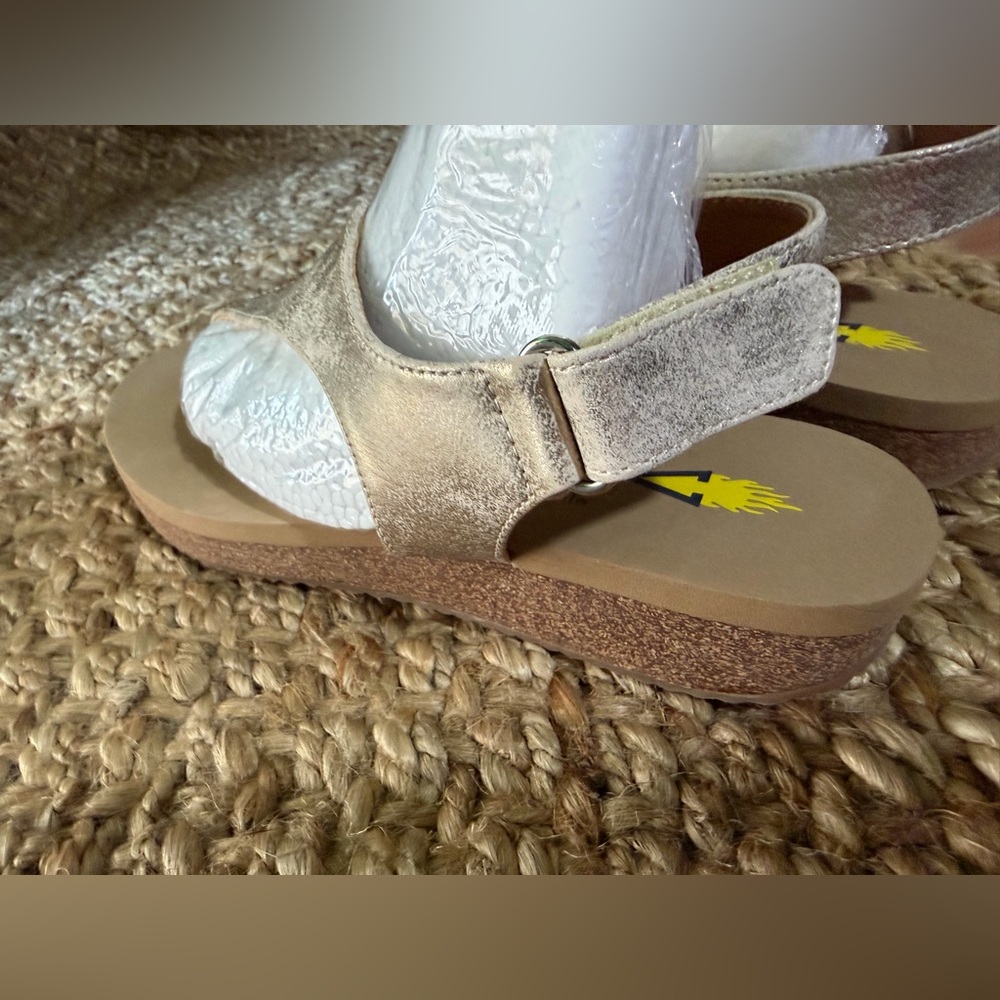 Volatile gold Trek TStrap Wedge  Womens 8 Casual‎ Sandals summer travel tropical - Picture 5 of 11
